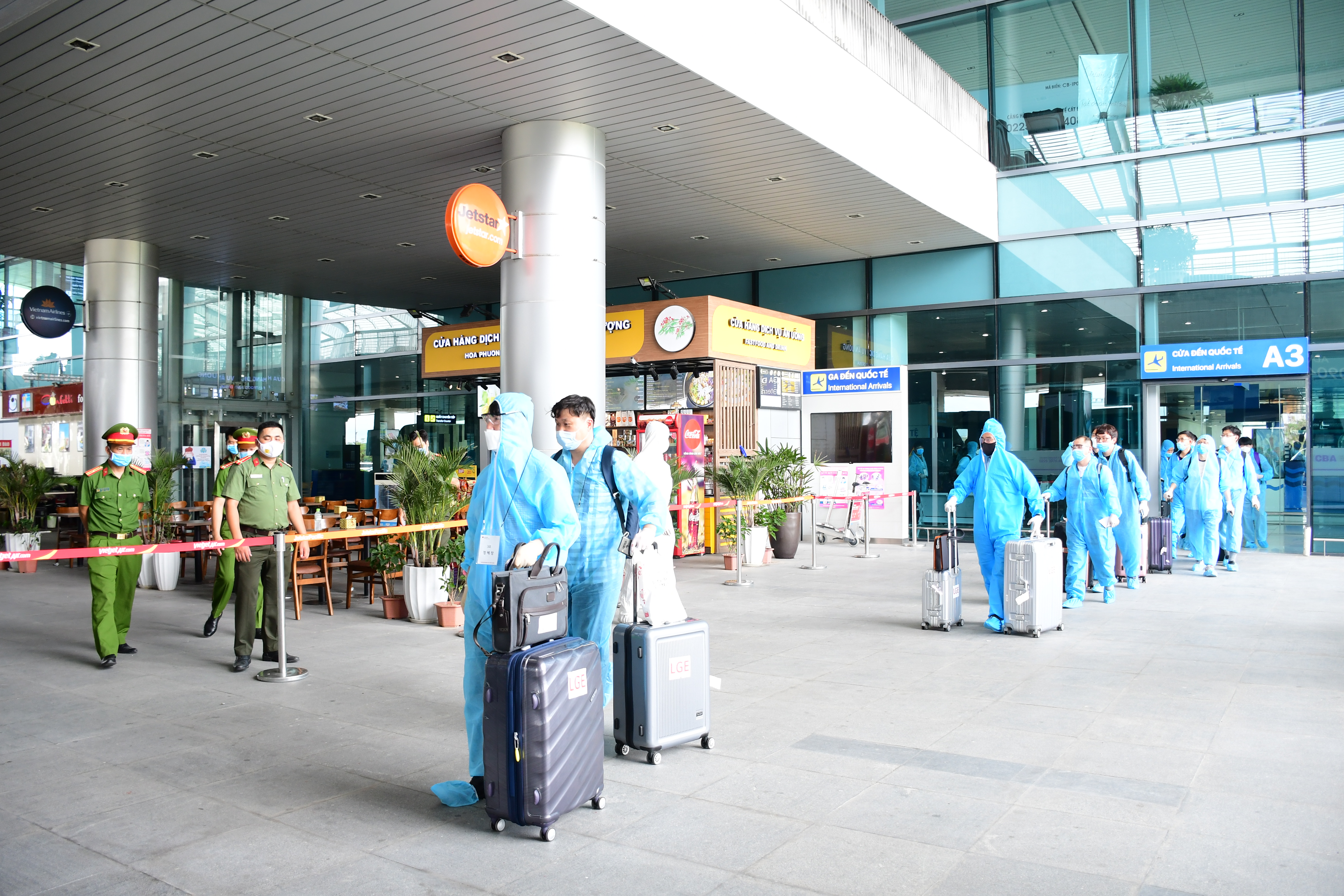 Các trường hợp nhập cảnh ngắn ngày không sử dụng các dịch vụ karaoke, bar, vũ trường